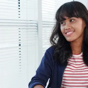 pre-med student filling out his 2024/25 AMCAS application for medical school